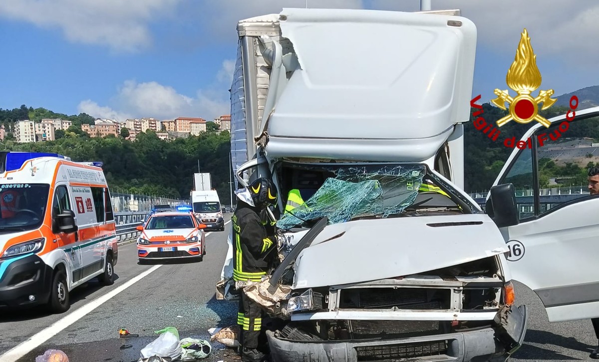 Incidente su ponte San Giorgio traffico autostradale in tilt per