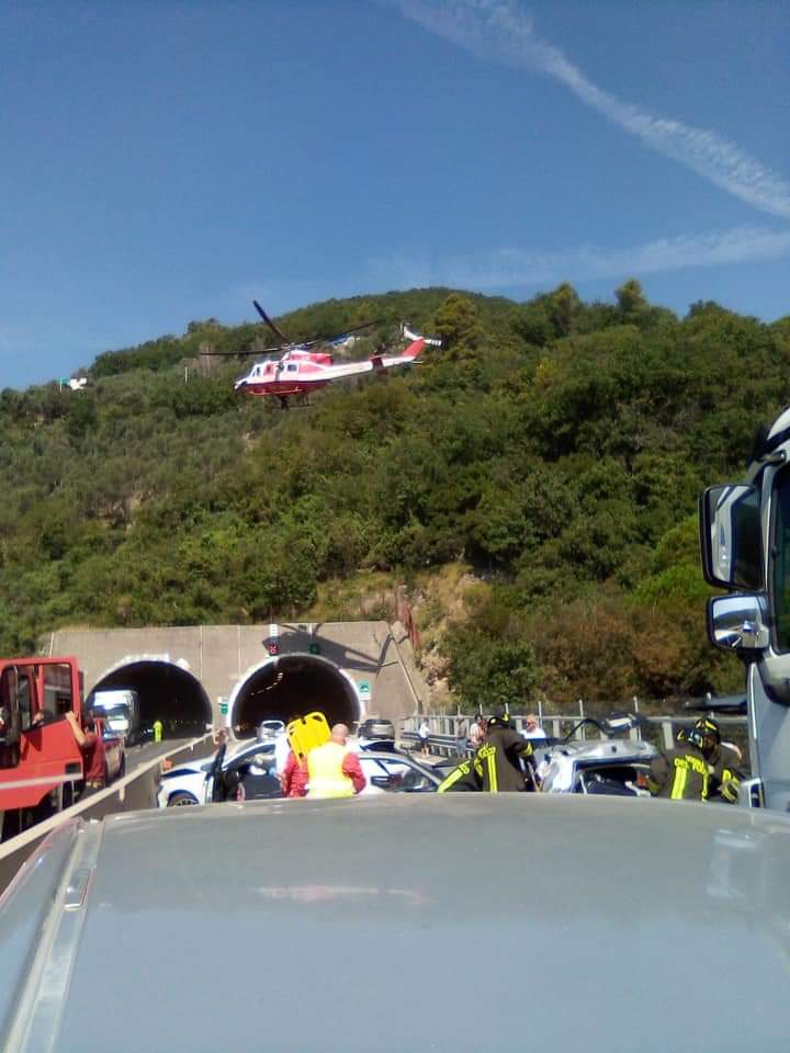 Maxi Tamponamento Tra Chiavari E Rapallo Interviene L Elisoccorso Foto Lavocedigenova It