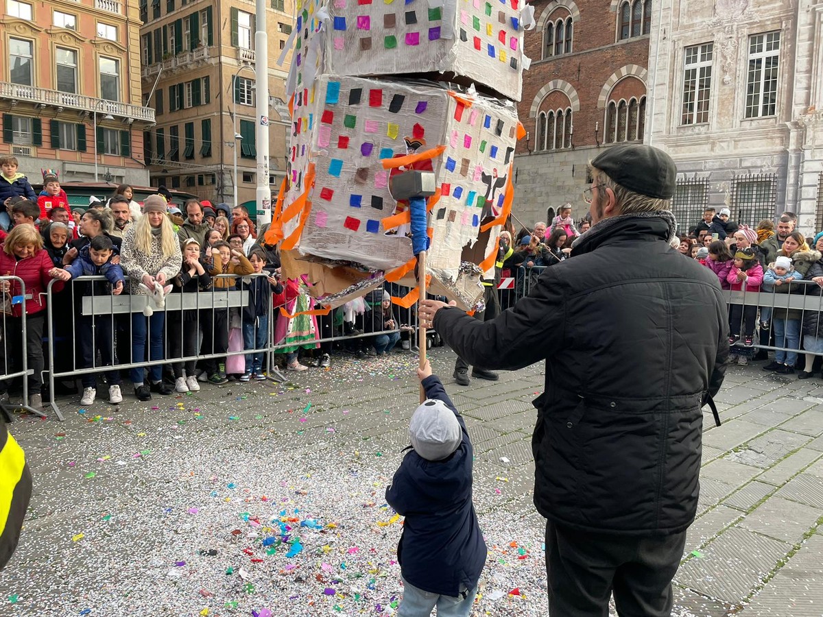 Rotta la pentolaccia di fine Carnevale: a Caricamento caramelle e