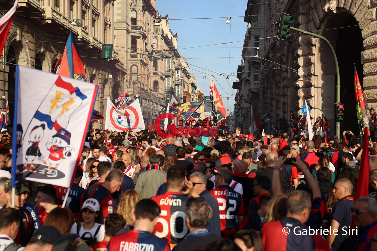 Genoa Buon 130esimo Compleanno A Mezzanotte Il Corteo In Centro E