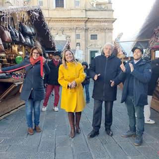 Inaugurato oggi il mercatino di Natale di piazza Matteotti (Foto)