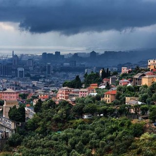 L'arrivo del temporale su Genova (foto di Danilo Mazzanti)