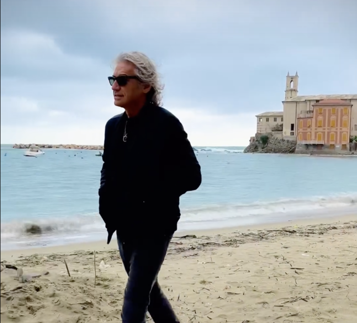 Luciano Ligabue a Sestri Levante: la passeggiata nella suggestiva Baia del Silenzio