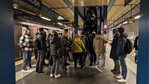 Guasto alla rete elettrica: linea metro interrotta nella stazione di Principe