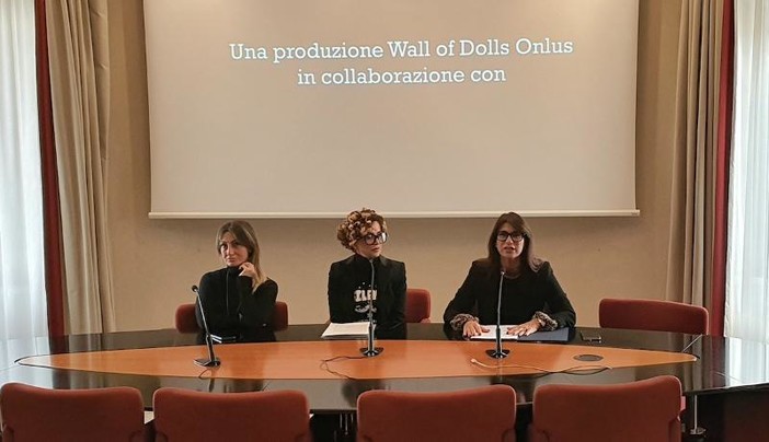 Wall of Dolls: &quot;La Bellezza della Rinascita&quot; per dire no alla violenza contro le donne