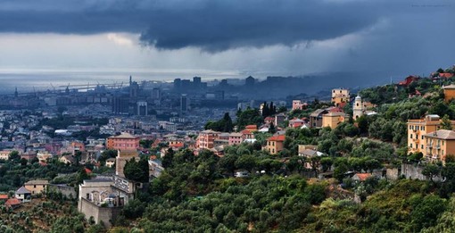 L'arrivo del temporale su Genova (foto di Danilo Mazzanti)