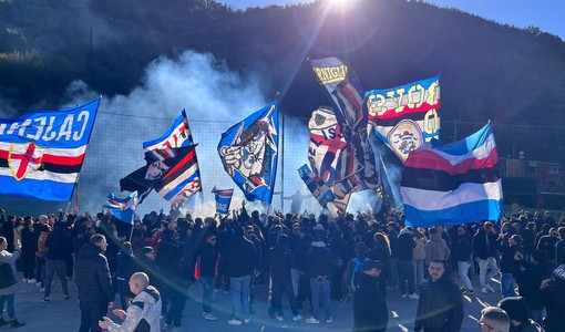 Samp, il ritorno dei tifosi a Bogliasco per caricare la squadra: &quot;Onorare la maglia fino a fine campionato&quot; - VIDEO