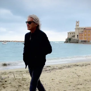 Luciano Ligabue a Sestri Levante: la passeggiata nella suggestiva Baia del Silenzio