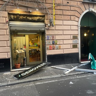 Attimi di paura in via Galata, un camion si è schiantato contro l’ingresso di un ristorante