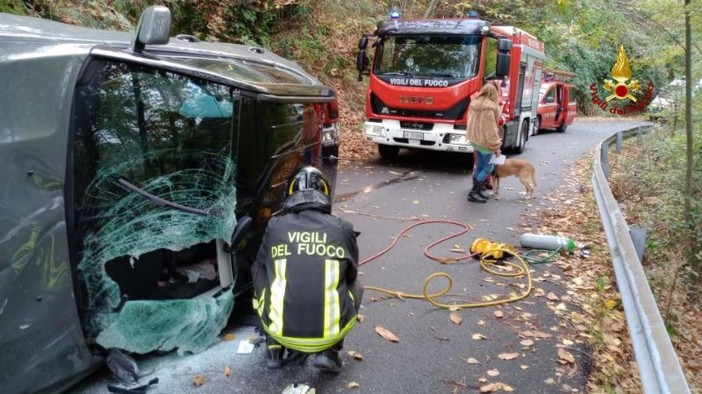 Incidente a Davagna, auto si ribalta in via Calvari