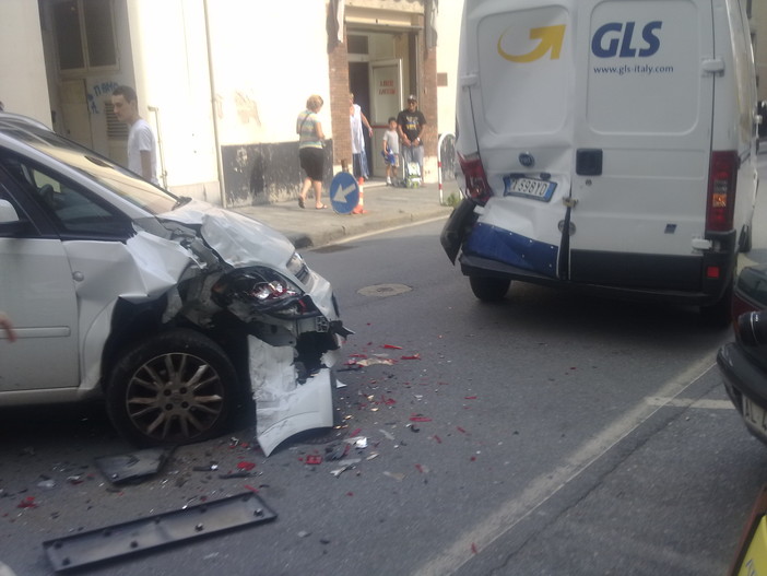 Savona: un tamponamento e il traffico di Villapiana collassa (foto)