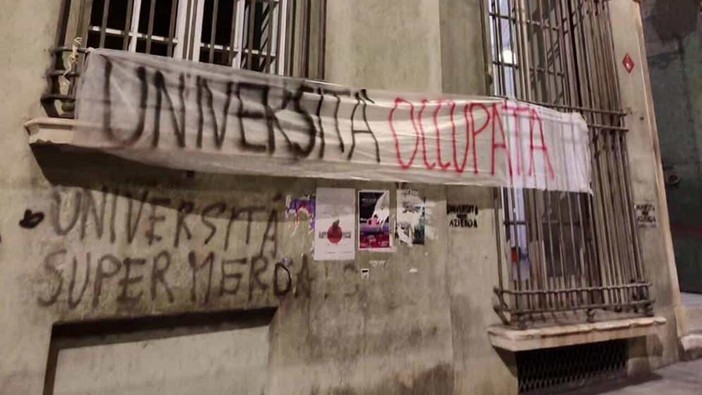 L’aula è occupata in solidarietà del popolo palestinese, salta la presentazione della rivista universitaria