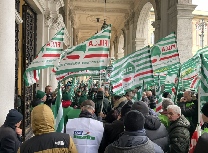 Morti sul lavoro, la protesta organizzata dalla Cisl: in trecento sotto il palazzo di Regione Liguria (Video)