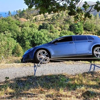 Cogoleto, automobilista punto da un calabrone finisce fuori strada