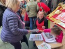 I bimbi della scuola d’infanzia San Desiderio regalano ai nonni il calendario con le immagini storiche