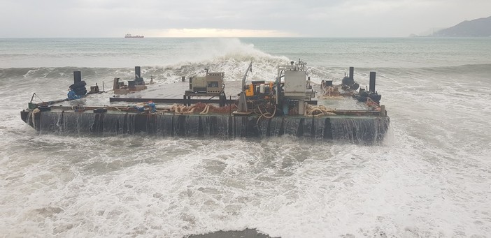 Savona, la chiatta del porto di Vado alla deriva sulle spiagge savonesi (FOTO e VIDEO)