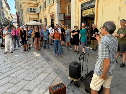 Artisti di strada, presidio a Tursi e duro confronto in consiglio comunale sul regolamento: “Arte è libertà” (Video)