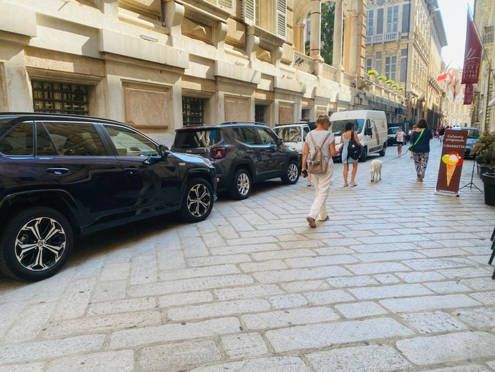 Via Garibaldi: tra traffico e parcheggi selvaggi, il salotto di Genova è un autogrill