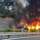 Tir a fuoco sulla A10: autostrada riaperta ma ancora lunghe code