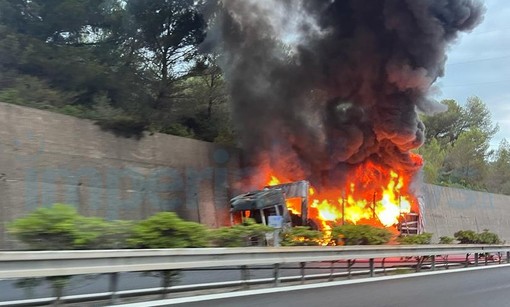 Tir a fuoco sulla A10: autostrada riaperta ma ancora lunghe code