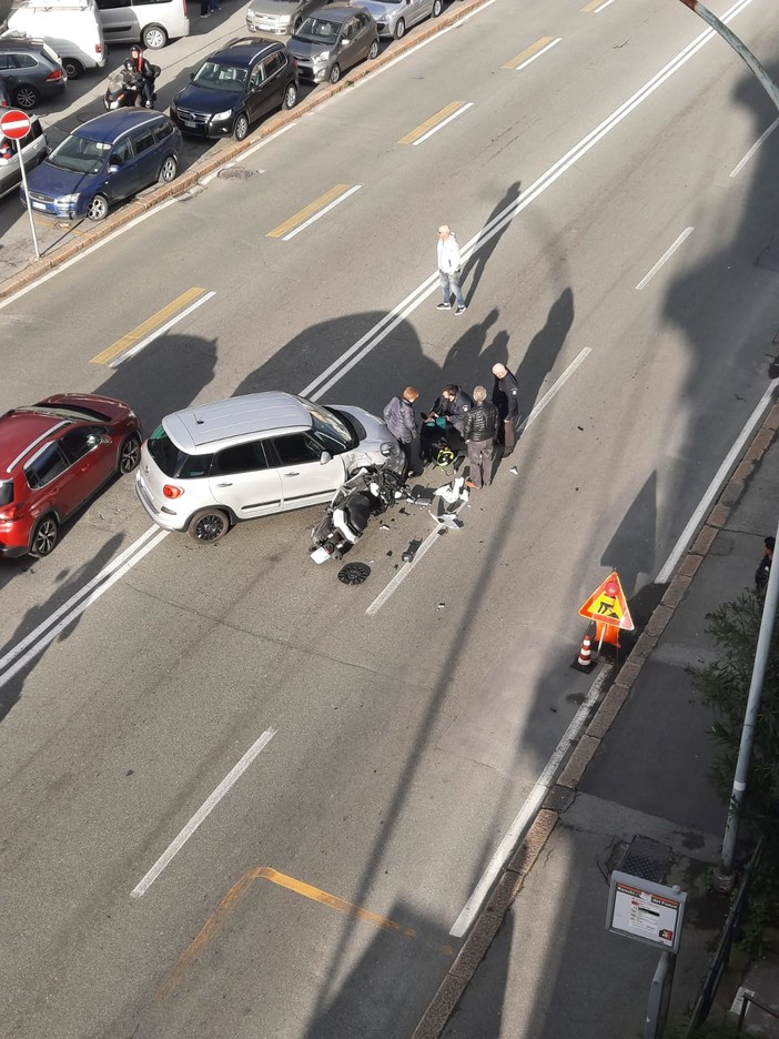 Multedo, le conseguenze del sottopasso chiuso: un'auto contromano centra uno scooter e provoca un grave incidente