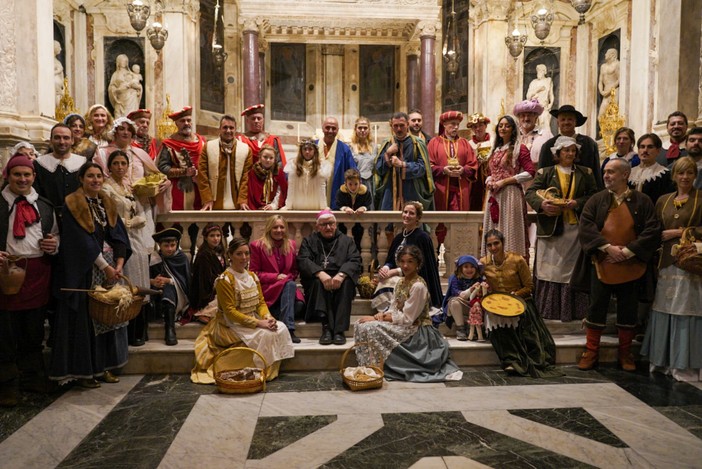 Il presepe vivente nella Cattedrale di San Lorenzo incanta turisti e genovesi (Foto)