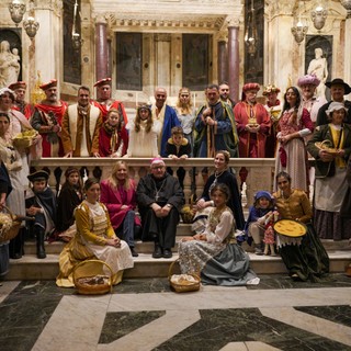 Il presepe vivente nella Cattedrale di San Lorenzo incanta turisti e genovesi (Foto)