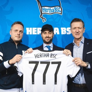 Josh Wander, ceo di 777 Partners (al centro) insieme al presidente del club Kay Bernstein (a sinistra) e all'amministratore delegato Thomas E. Herrich (a destra) - foto herthabsc.com