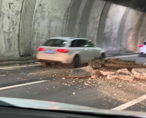 Crolla parte del soffitto di una galleria sulla A26: altra grana per la viabilità durante le feste