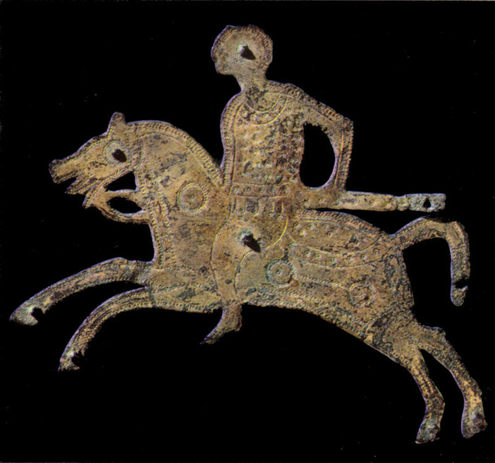 Arte_longobarda,_lastrine_dello_scudo_di_stabio,_cavaliere,_vii_secolo,_bronzo_dorato,_berna,_historisches_museum