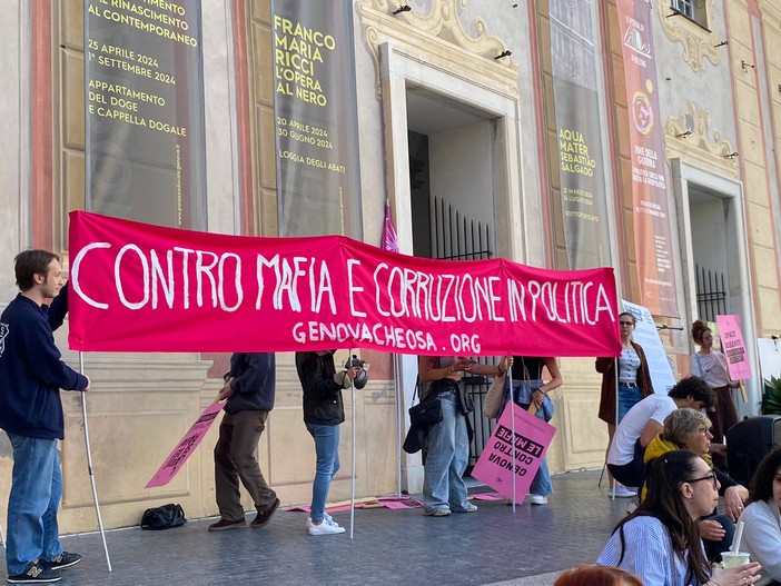 &quot;Toti si deve dimettere&quot;: in centinaia al presidio in piazza De Ferrari (Foto e video)