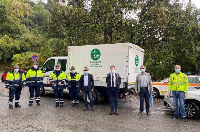 Alpini in campo con una donazione nazionale e locale per la cura dei pazienti [FOTO]