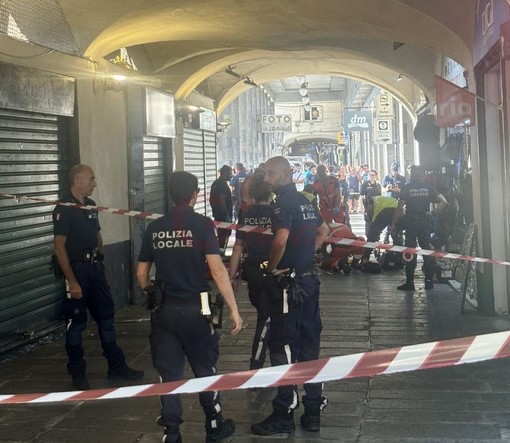 Sangue nel centro storico di Genova: accoltellato un uomo in Sottoripa (VIDEO)