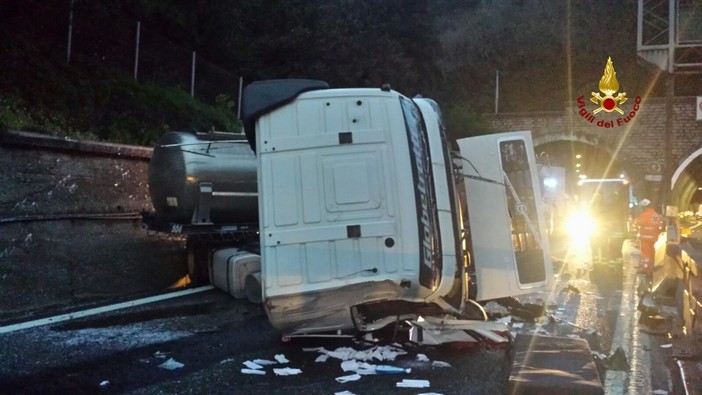 A10, camion si ribalta: traffico in tilt (foto)