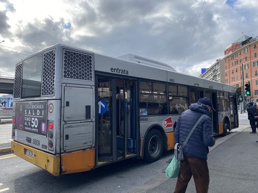 Spintoni e insulti a un controllore Amt in pieno centro: fermato un passeggero