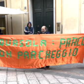 Acquasola, la protesta: “L’Amministrazione ha permesso agli automobilisti di parcheggiare dentro al Parco” (Video)