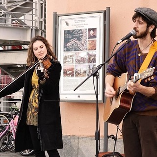 Artisti di strada, nuovo regolamento: stop alle esibizioni intorno a palazzi, negozi e luoghi di culto