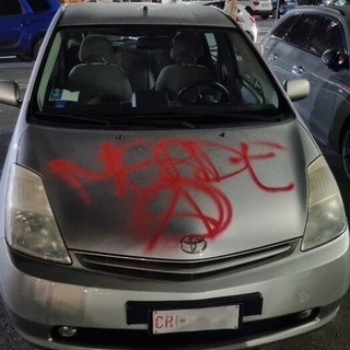 Sestri Ponente, auto della Croce Rossa vandalizzata con simbolo anarchico e scritte offensive