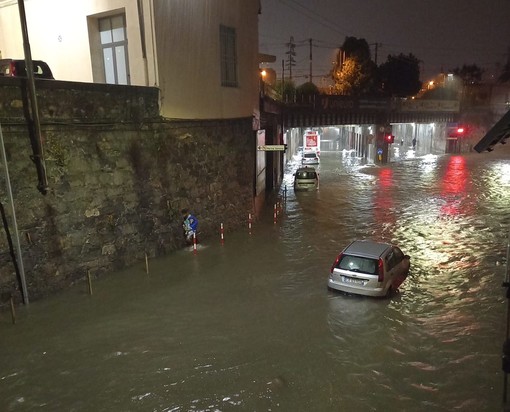 Il Rio Belvedere allaga Sampierdarena, ma nessuno provvede