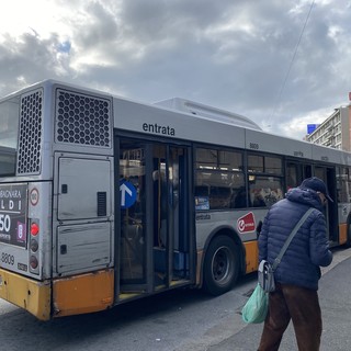 Spintoni e insulti a un controllore Amt in pieno centro: fermato un passeggero