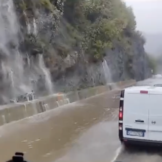 Maltempo, allagamenti in A7: l’autostrada come un fiume (Video)