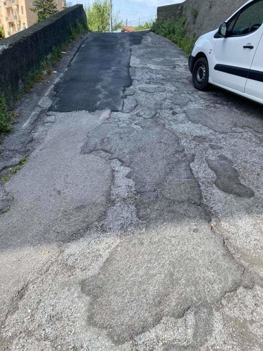 Asfalto ‘groviera’ in via Coronata: bitumazioni nemmeno degne di un ‘tappullo’