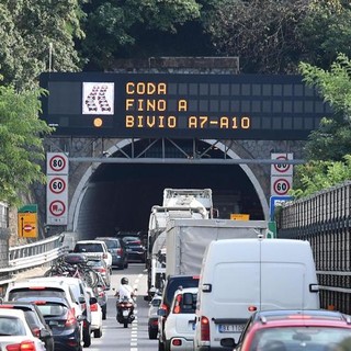 Altro incidente in A10, scontro auto-tir: automobilista perde la vita