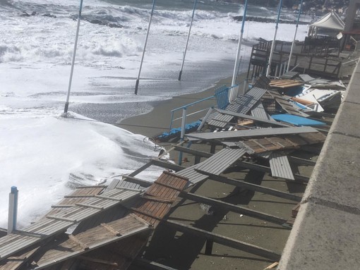 Gli stabilimenti balneari di Albisola in ginocchio dopo la terribile nottata (FOTO e VIDEO)