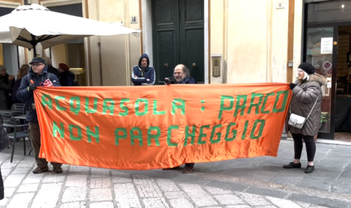 Acquasola, la protesta: “L’Amministrazione ha permesso agli automobilisti di parcheggiare dentro al Parco” (Video)