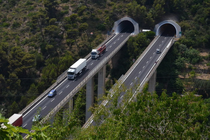 Lavori in autostrada, previste chiusure notturne in A7 e A26