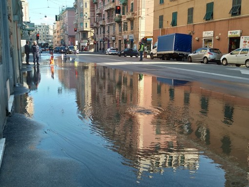 Cornigliano: salta tubatura, via principale allagata