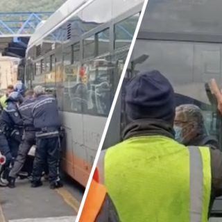 Attimi di tensione nella rimessa Amt, una donna cerca di mettere in moto l’autobus braccata dalla polizia locale (Video)