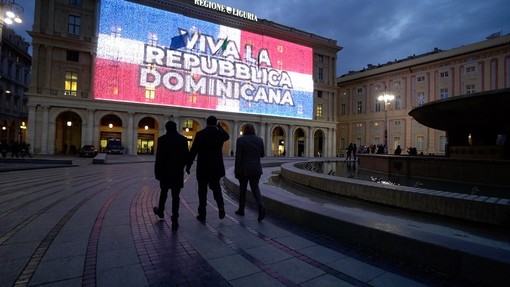 179° anniversario dell'Indipendenza della Repubblica Dominicana, illuminato con i colori della bandiera il palazzo della Regione