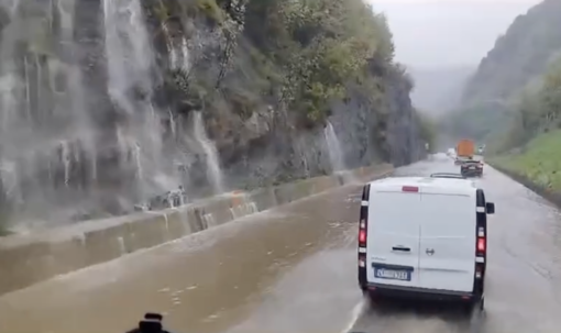 Maltempo, allagamenti in A7: l’autostrada come un fiume (Video)